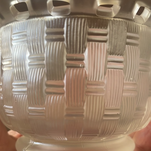 VTG Fenton Clear Satin Basket Weave Glass raffled Bowl - Picture 7 of 9